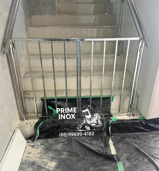 Guarda-corpo em aço inox em instalação em obra pela Prime Inox